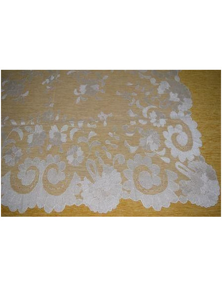Mantilla bordada a mano en seda