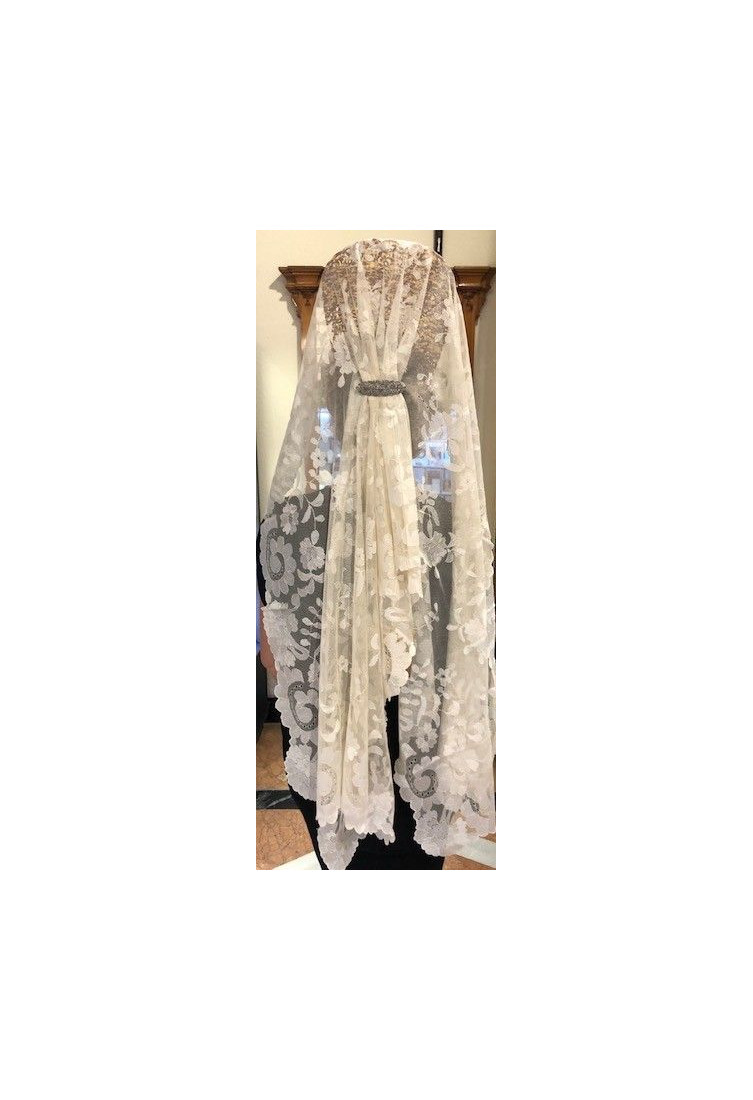 Mantilla bordada a mano en seda