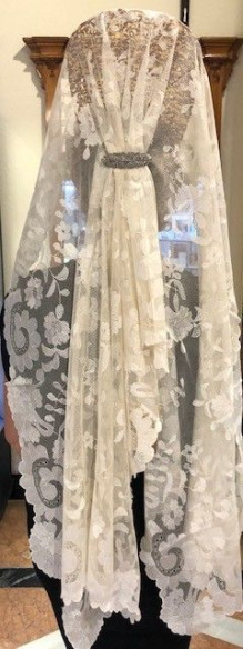 Mantilla bordada a mano en seda