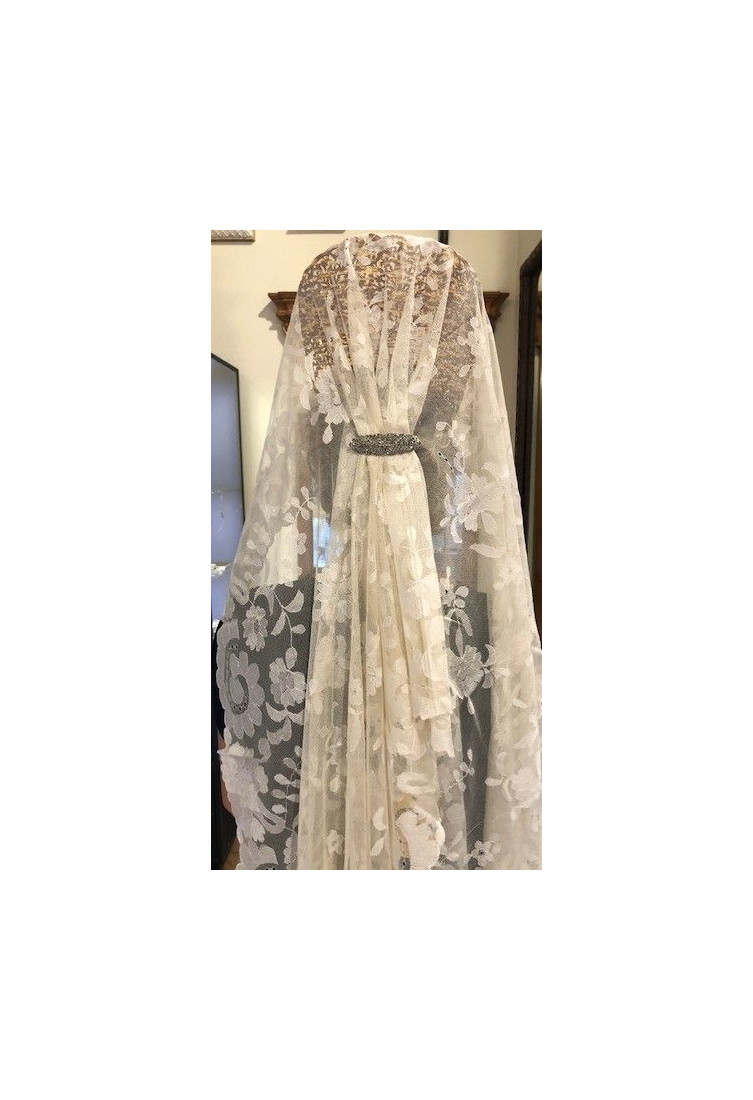 Mantilla bordada a mano en seda