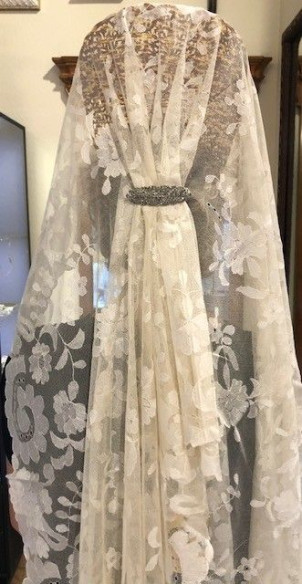 Mantilla bordada a mano en seda