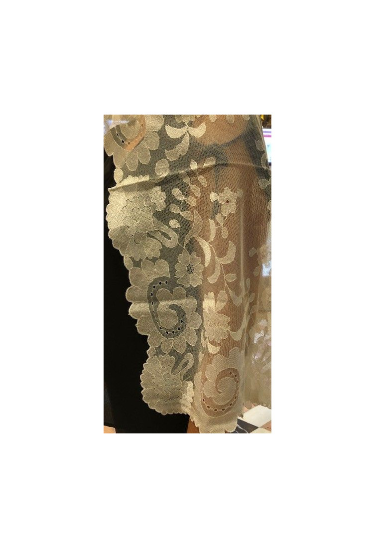 Mantilla bordada a mano en seda