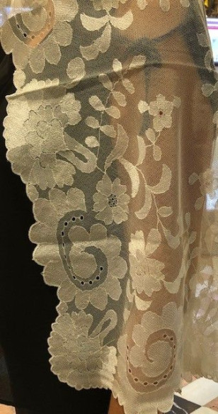 Mantilla bordada a mano en seda