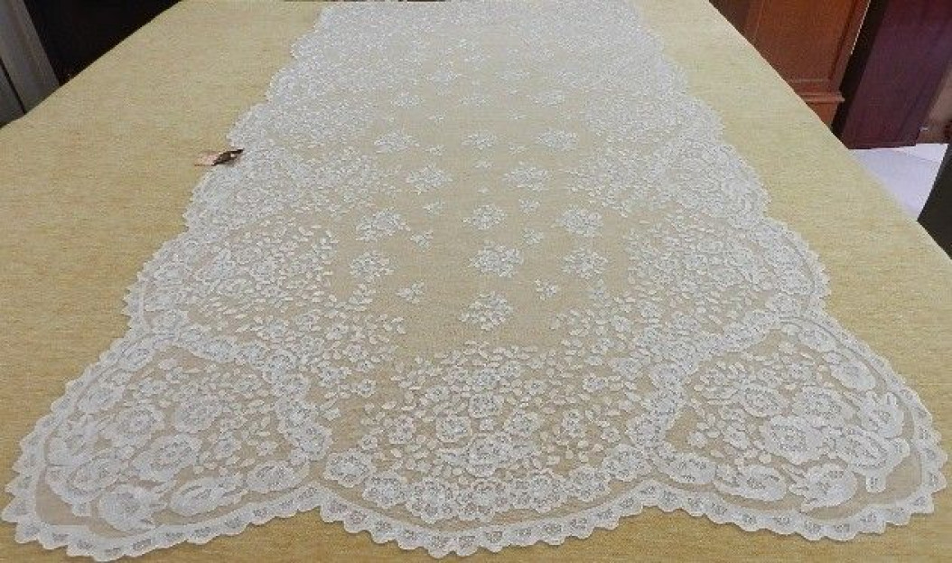 Mantilla bordada a mano en seda