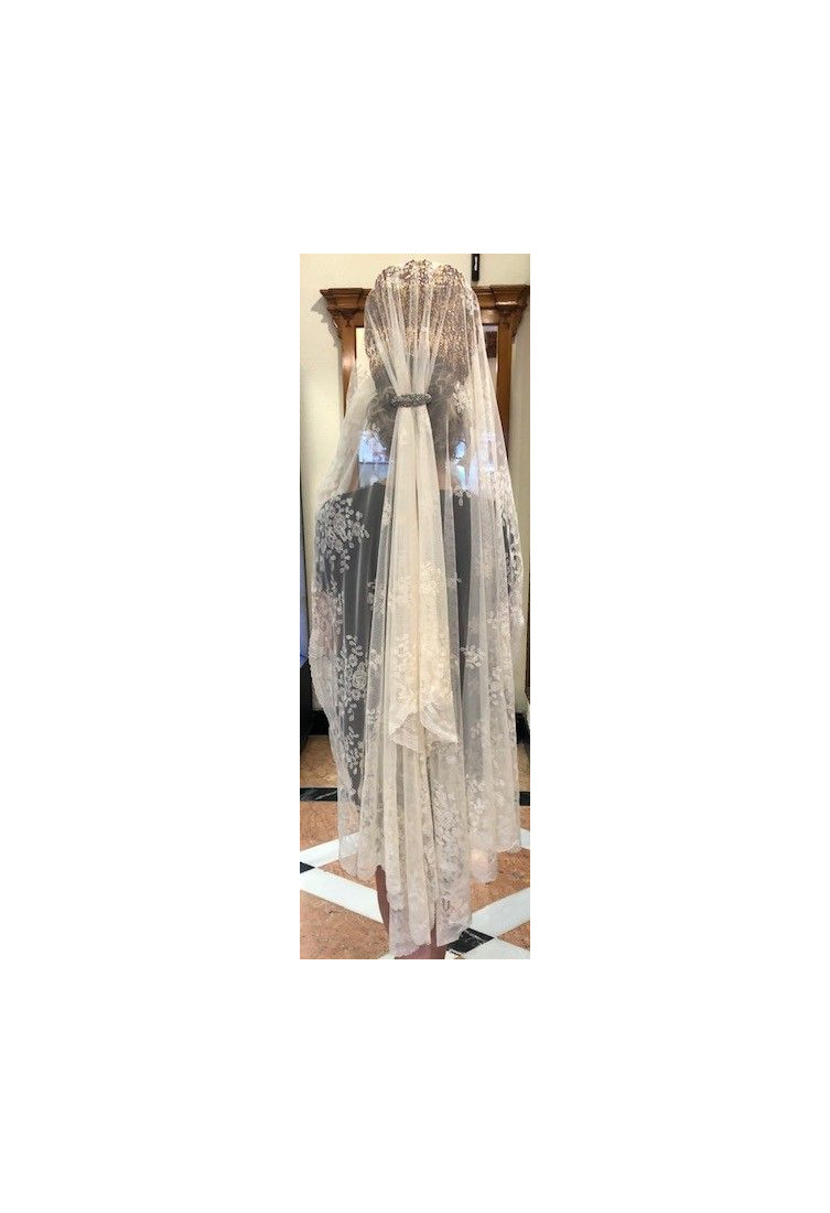 Mantilla bordada a mano en seda