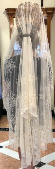 Mantilla bordada a mano en seda