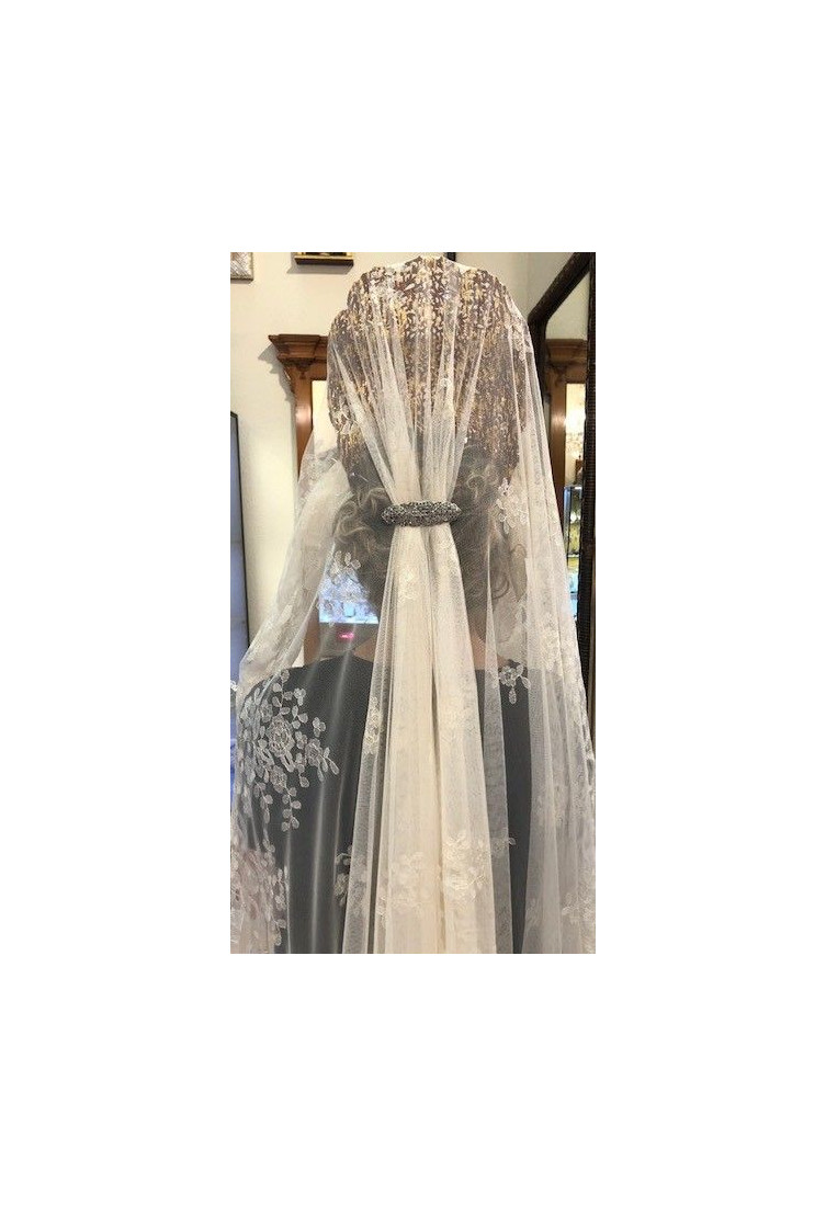 Mantilla bordada a mano en seda