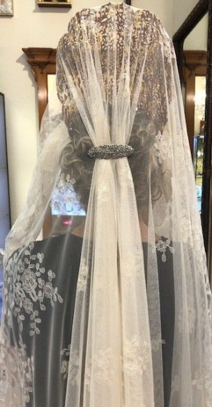 Mantilla bordada a mano en seda