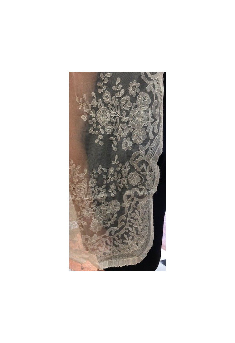 Mantilla bordada a mano en seda