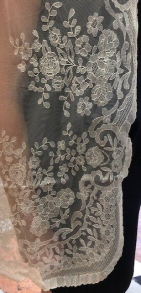 Mantilla bordada a mano en seda