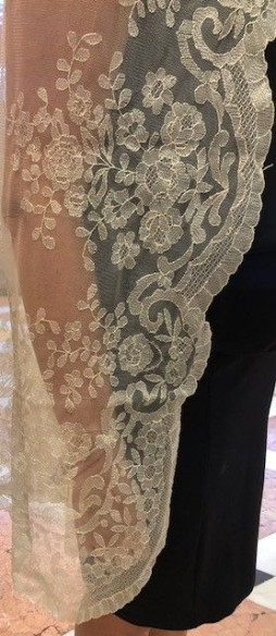 Mantilla bordada a mano en seda