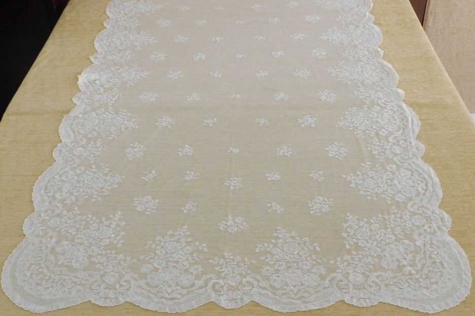Mantilla bordada a mano en seda
