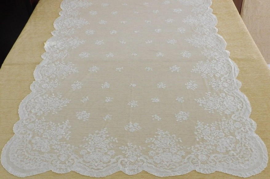 Mantilla bordada a mano en seda