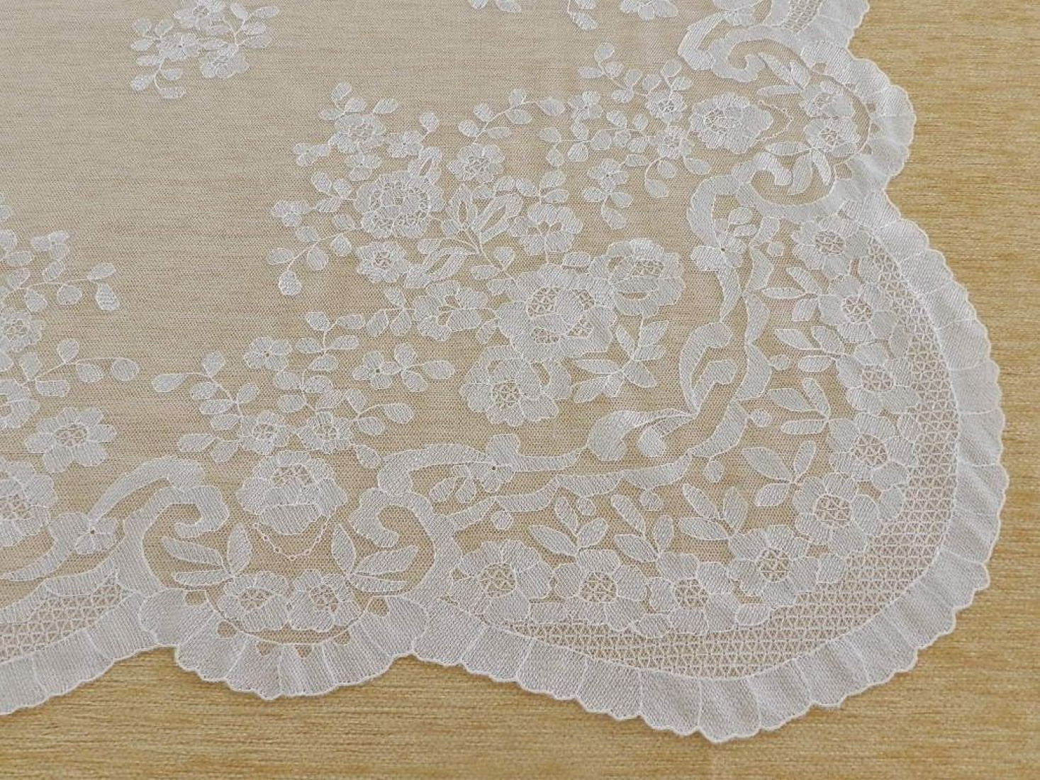 Mantilla bordada a mano en seda