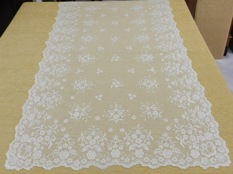 Mantilla bordada a mano en seda