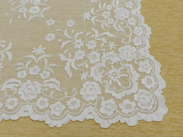 Mantilla bordada a mano en seda