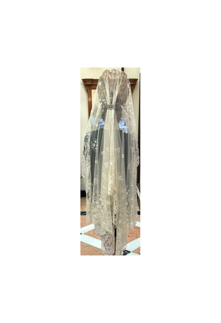 Mantilla bordada a mano en seda