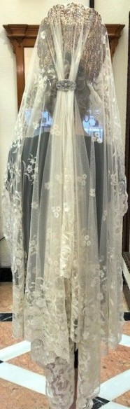 Mantilla bordada a mano en seda