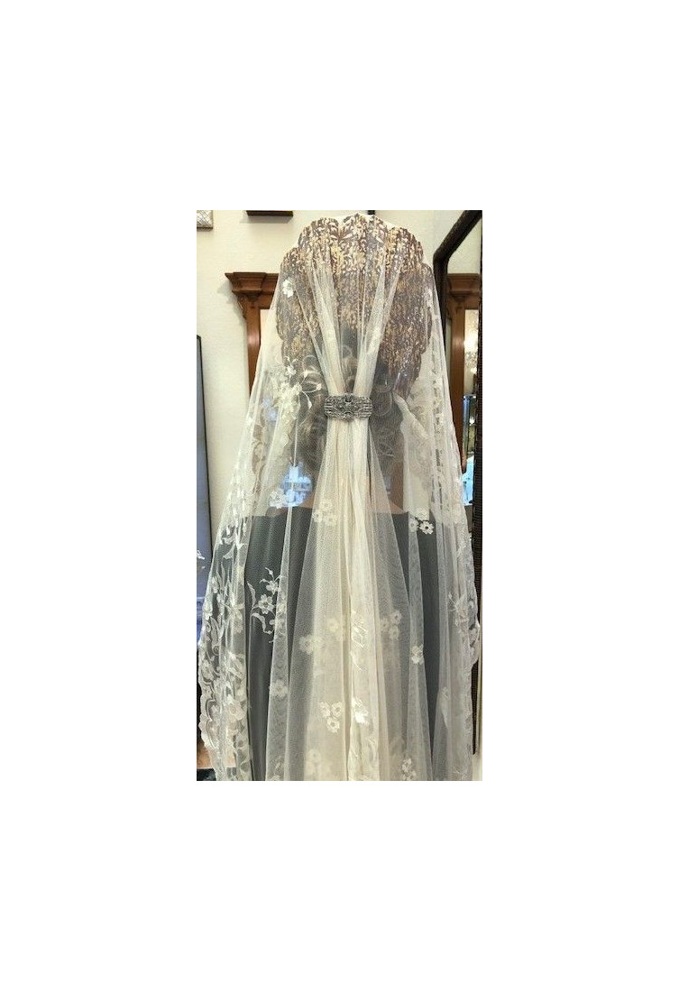 Mantilla bordada a mano en seda