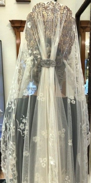 Mantilla bordada a mano en seda