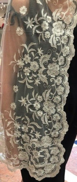 Mantilla bordada a mano en seda