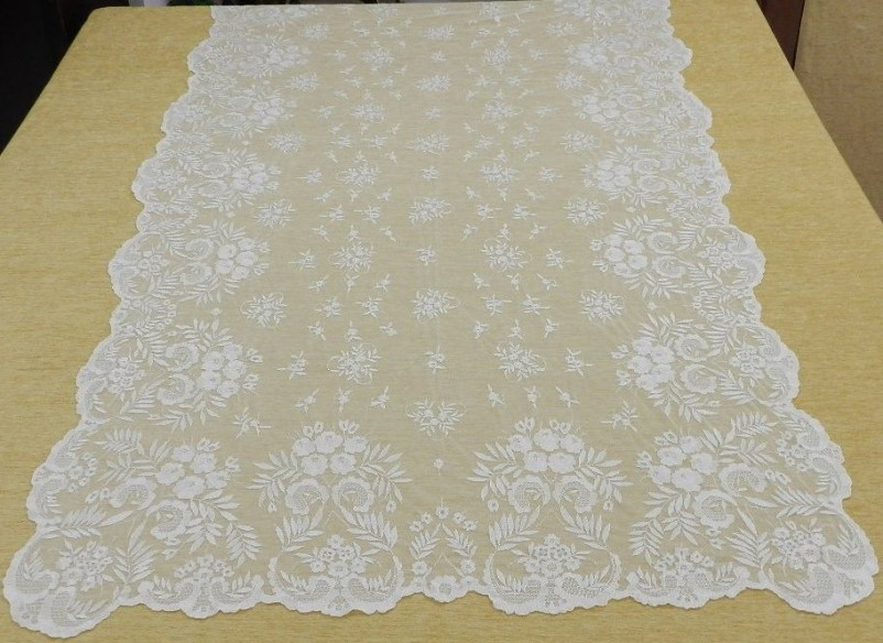 Mantilla bordada a mano en seda