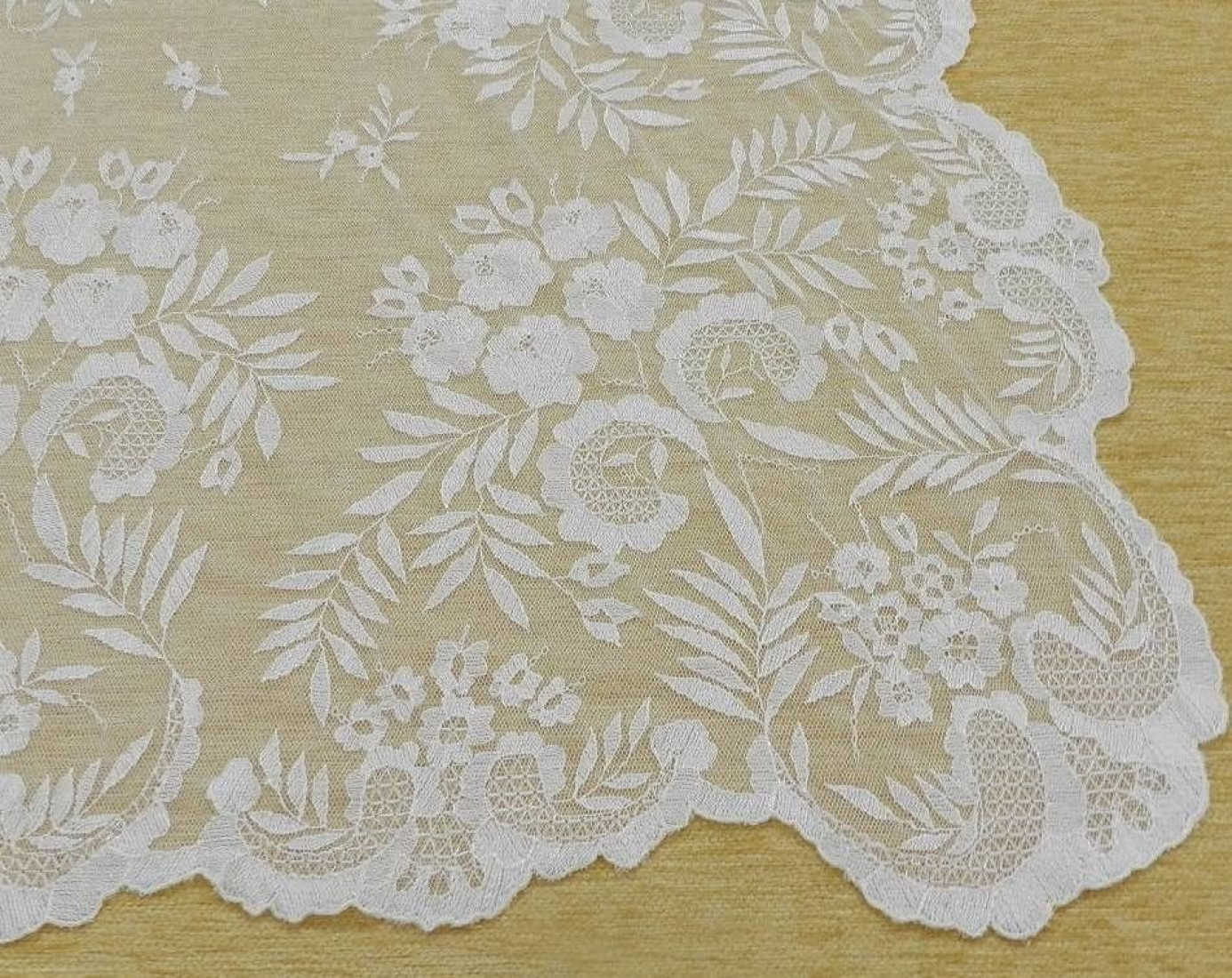 Mantilla bordada a mano en seda