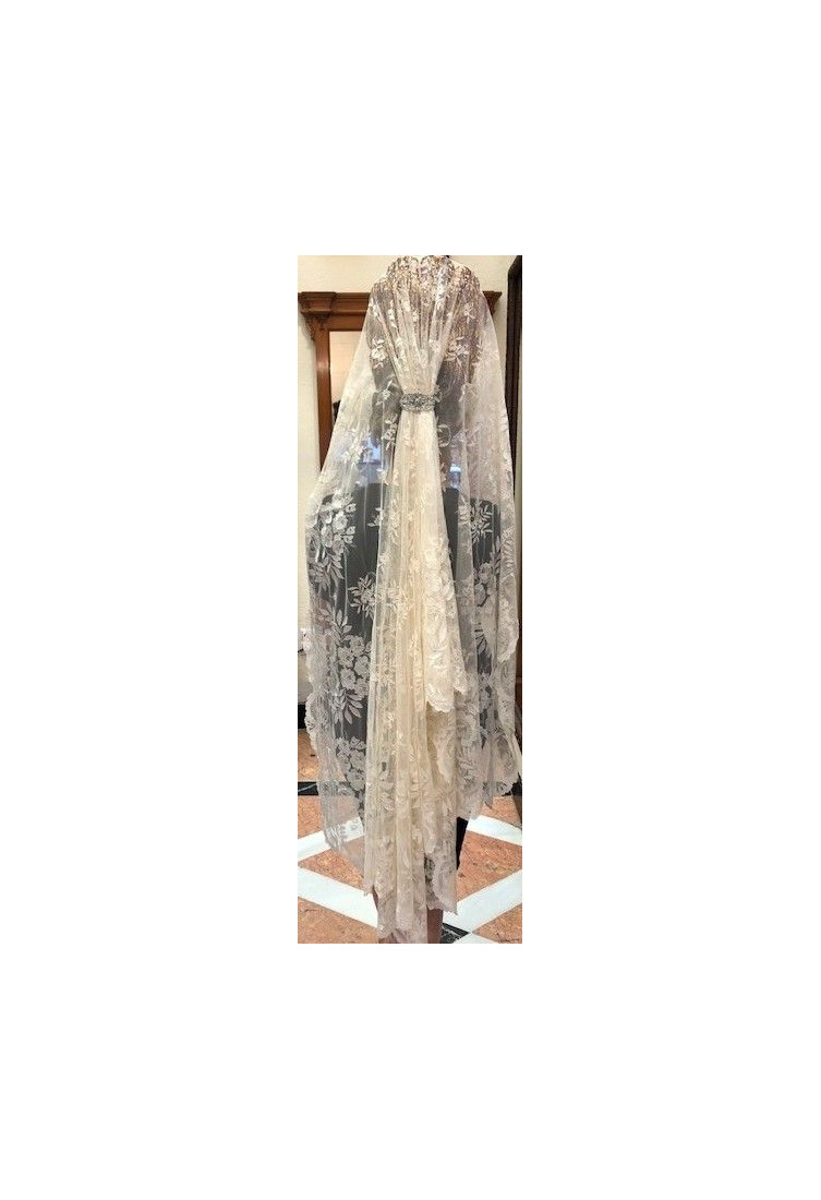 Mantilla bordada a mano en seda