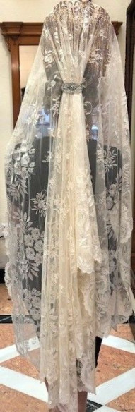 Mantilla bordada a mano en seda