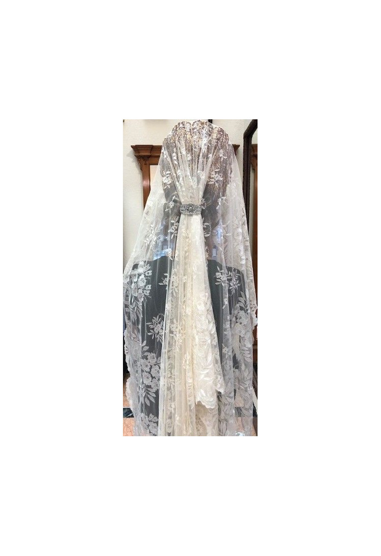 Mantilla bordada a mano en seda