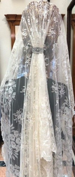 Mantilla bordada a mano en seda
