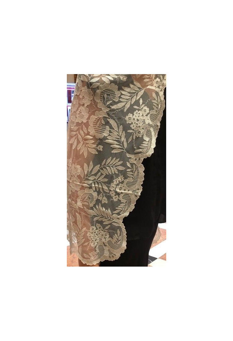 Mantilla bordada a mano en seda