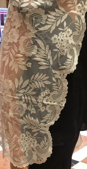 Mantilla bordada a mano en seda