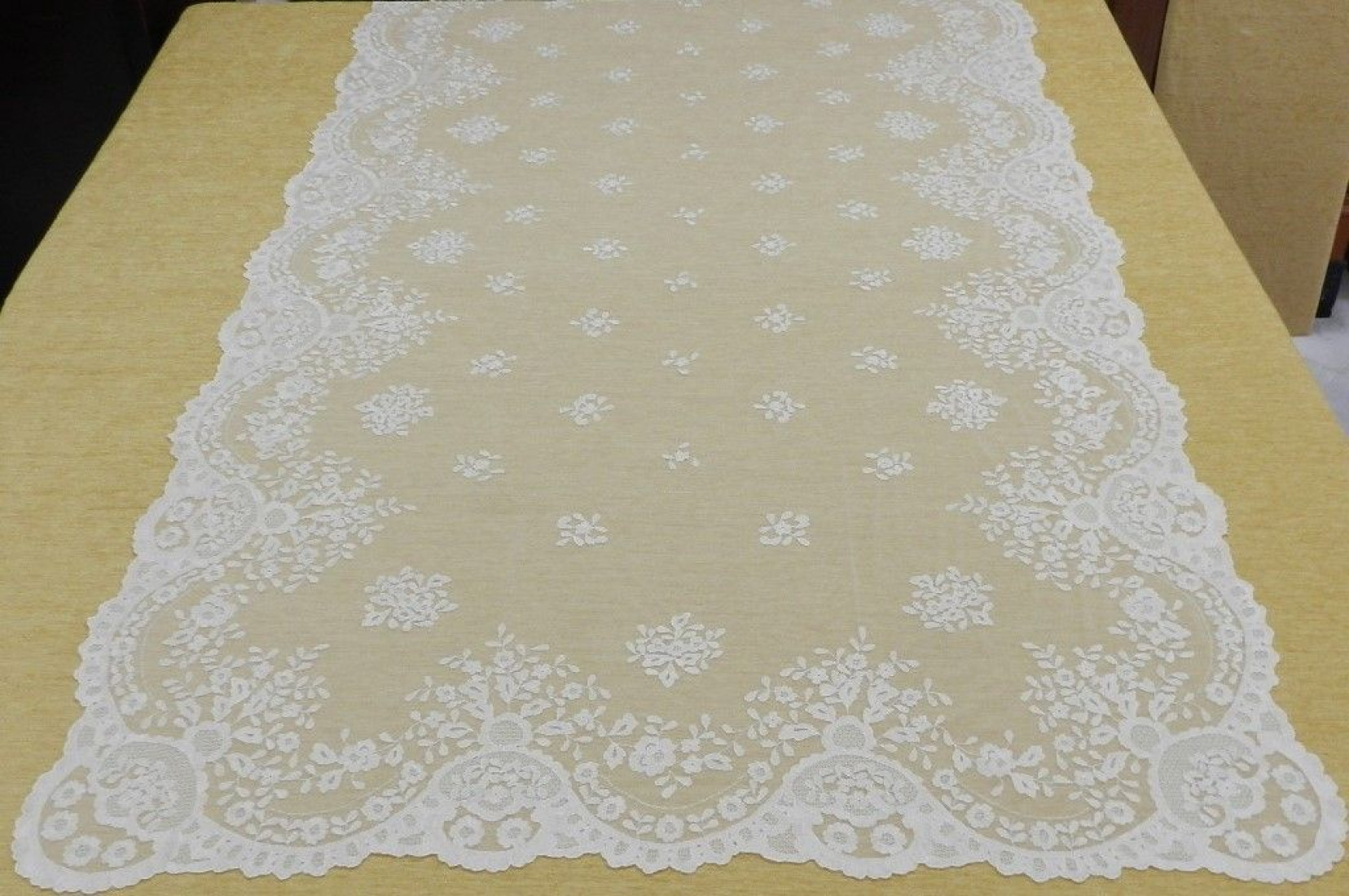 Mantilla bordada a mano en seda