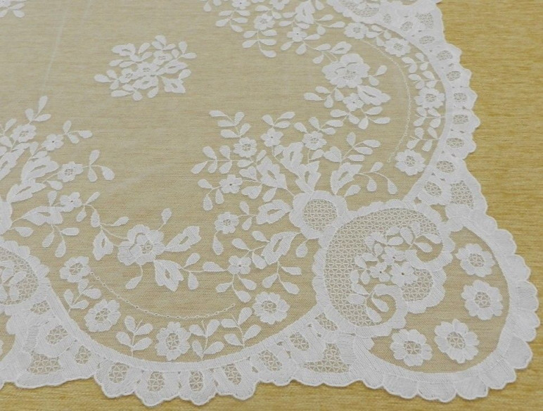 Mantilla bordada a mano en seda