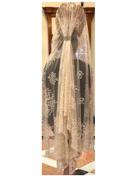 Mantilla bordada a mano en seda