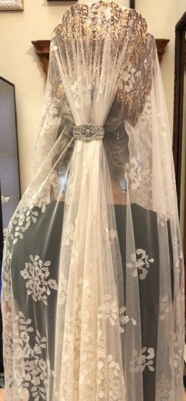 Mantilla bordada a mano en seda