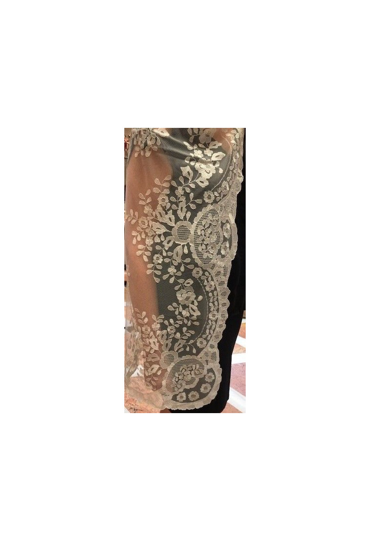 Mantilla bordada a mano en seda