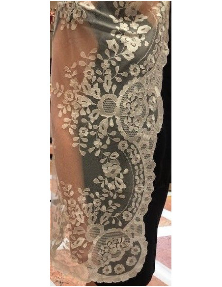Mantilla bordada a mano en seda