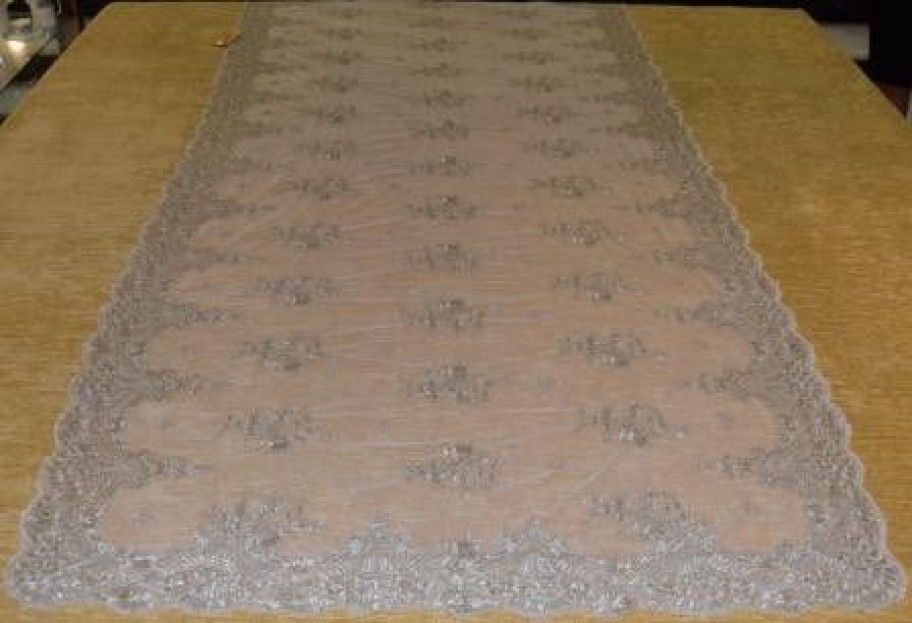 Mantilla bordada a máquina en color oro 100*220