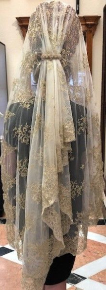Mantilla bordada a máquina en color oro 100*220