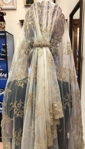 Mantilla bordada a máquina en color oro 100*220