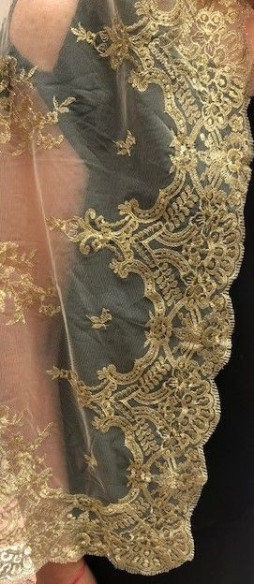 Mantilla bordada a máquina en color oro 100*220