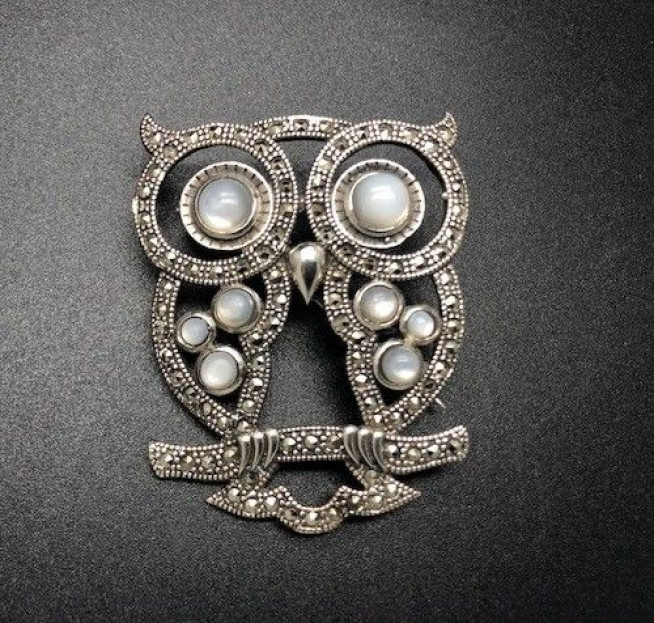 Broche buho plata con marcasitas y nacar