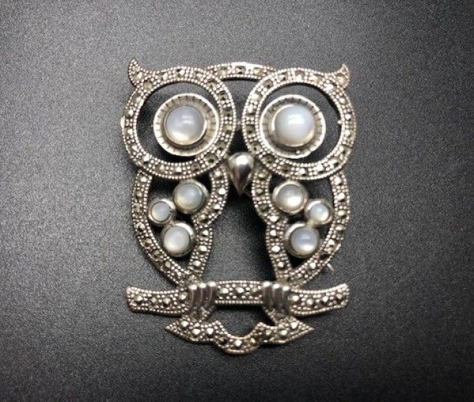 Broche buho plata con marcasitas y nacar