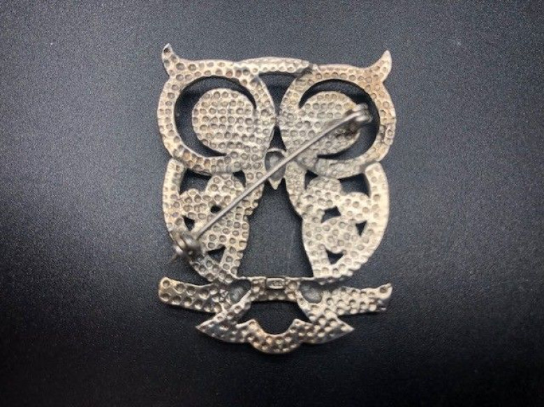 Broche buho plata con marcasitas y nacar