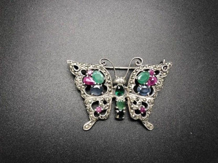 Broche mariposa plata con marcasitas y cristal colores