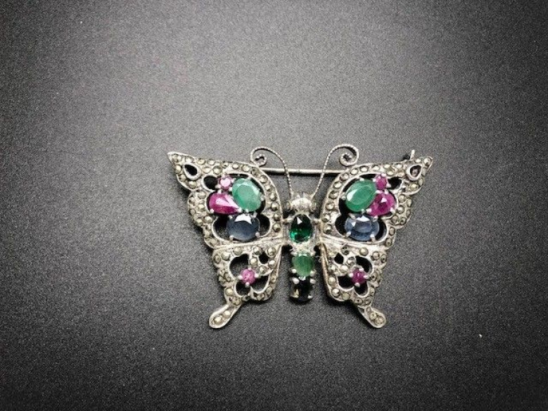 Broche mariposa plata con marcasitas y cristal colores