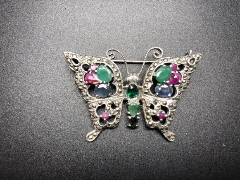 Broche mariposa plata con marcasitas y cristal colores