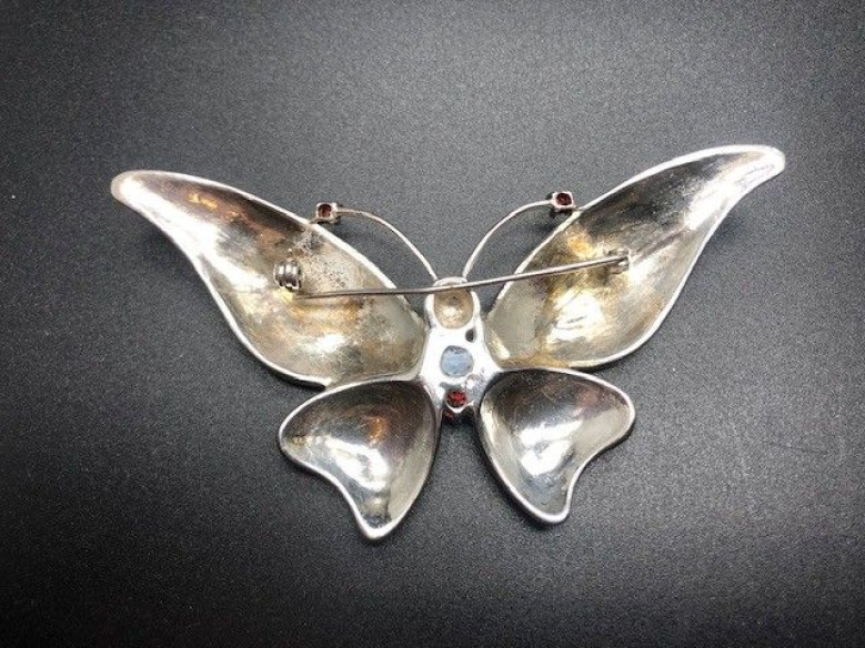 Broche mariposa plata con marcasitas y esmalte